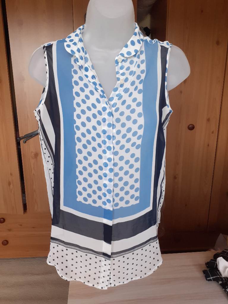 Sleeveless blouse top