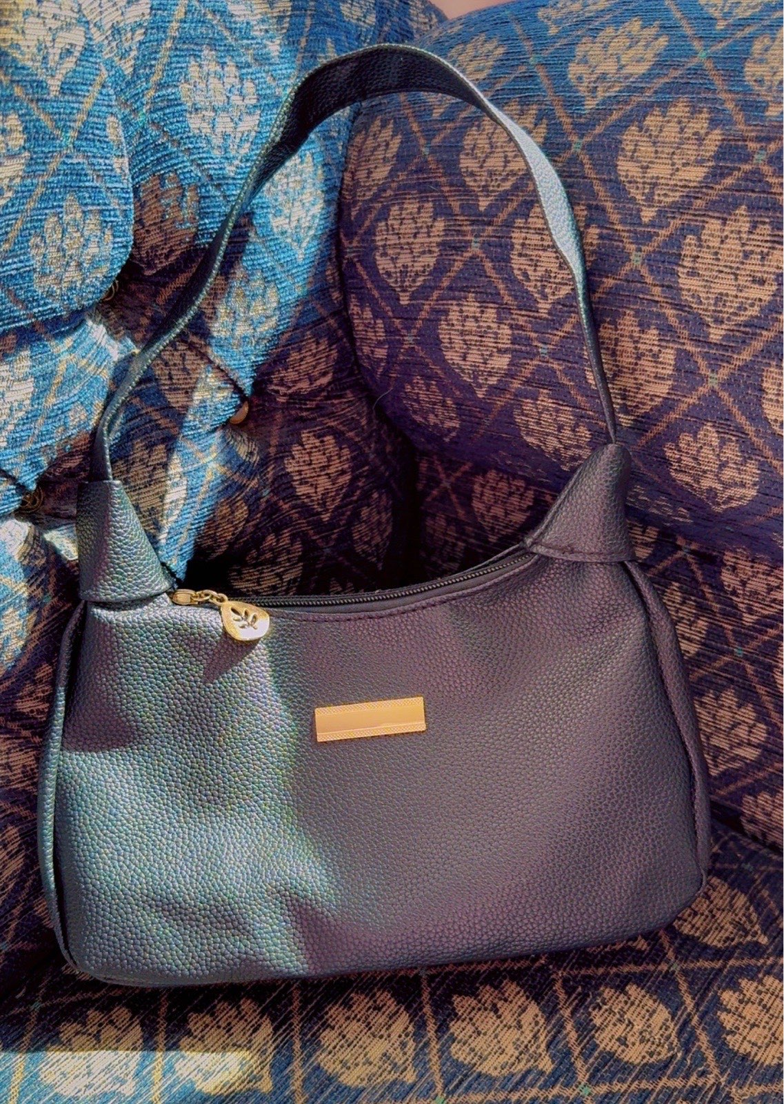 Black Shoulder Handbag – Elegant Everyday Bag