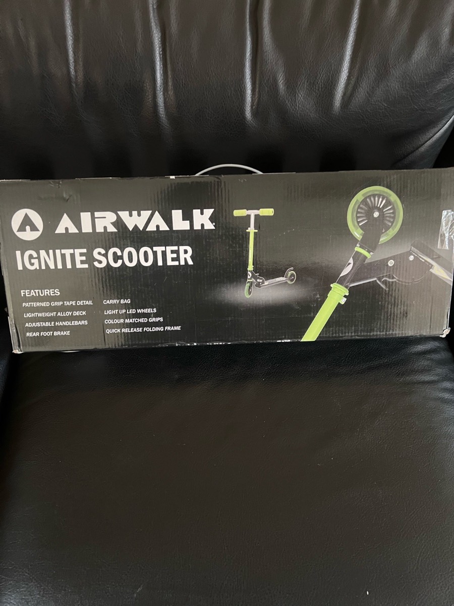 Airwalk Ignite Kids Folding Scooter Green LED Wheels Brand New