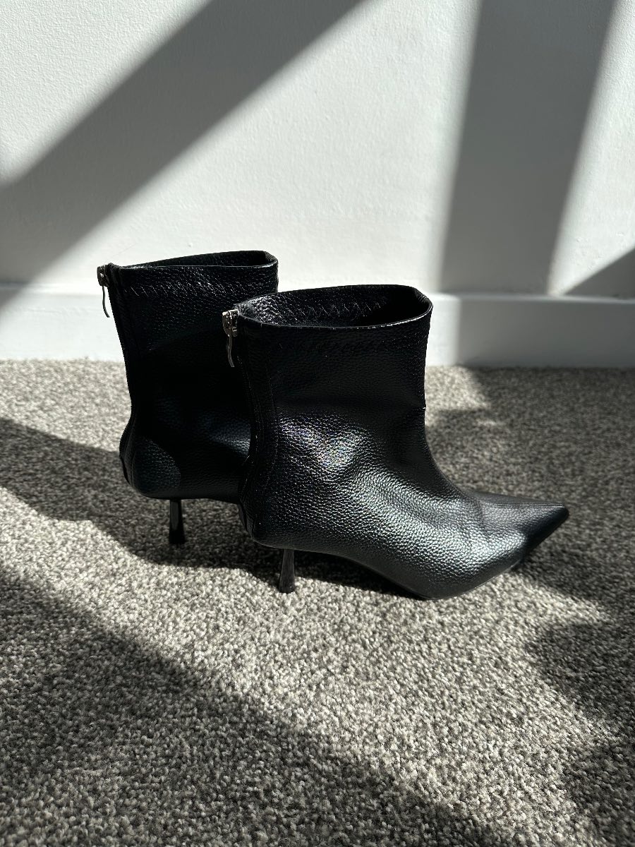 Women Kitten heel ankle boots size 4