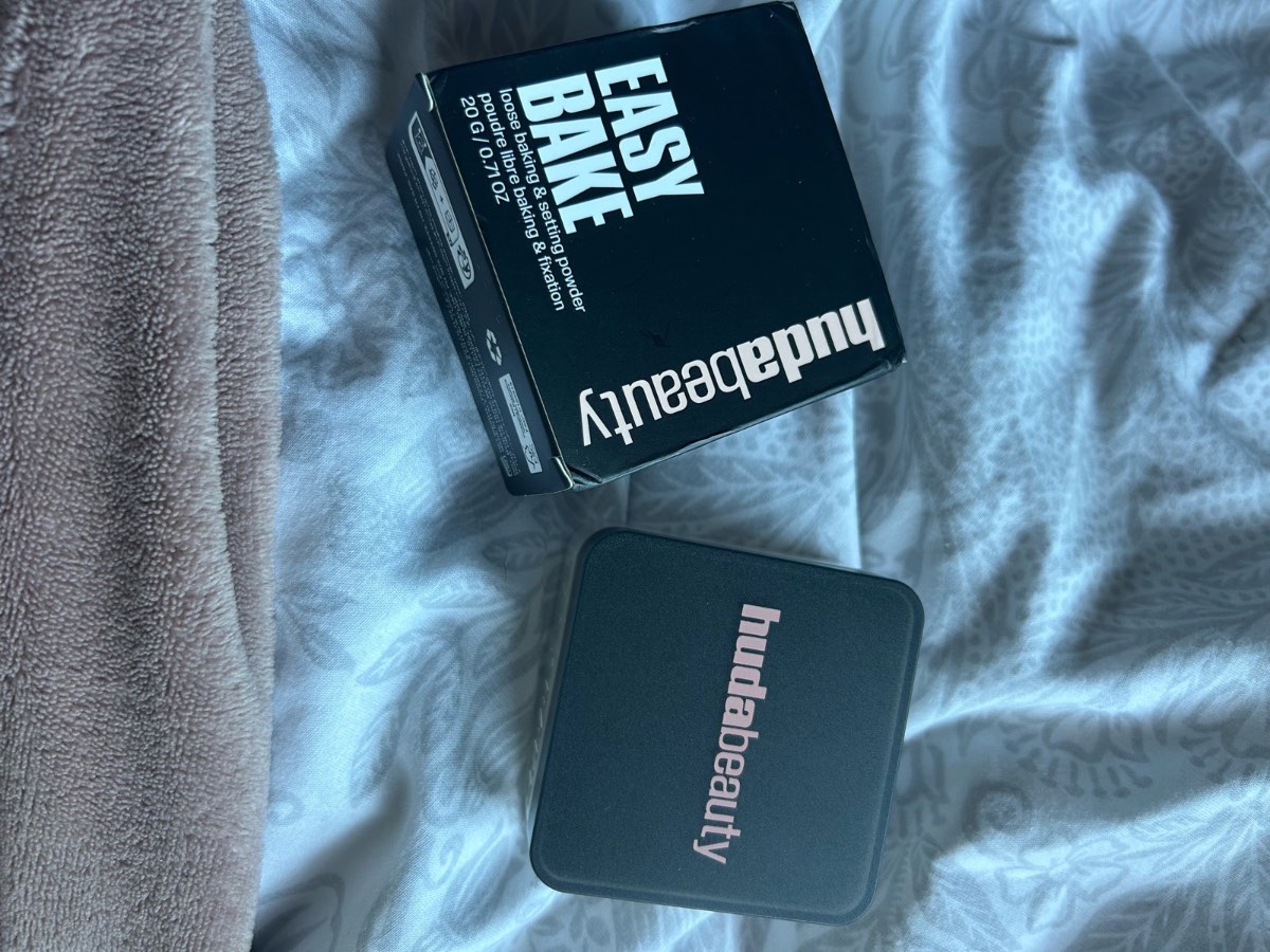 Huda Beauty easy bake loose baking and setting powder