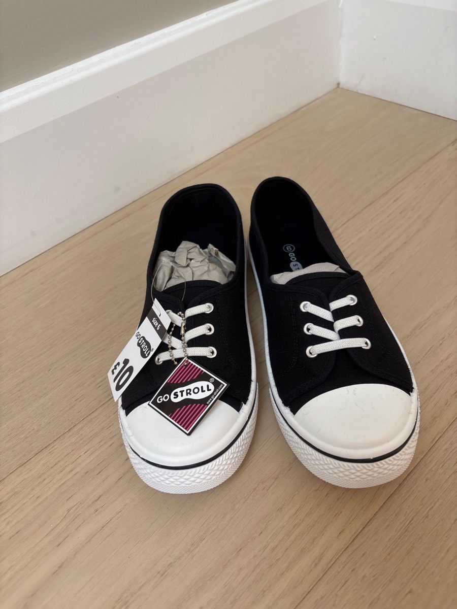 Black & white slip on canvas pumps