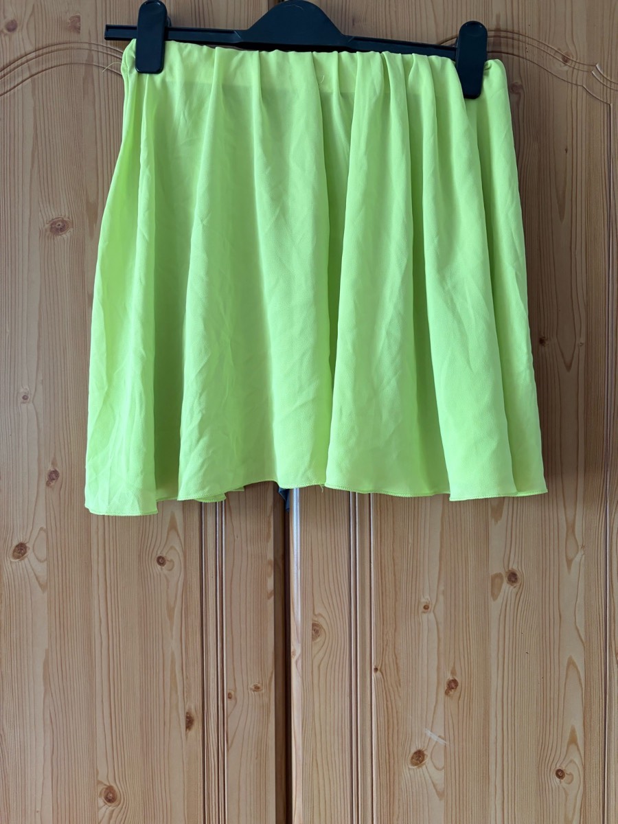 Preloved prettyLittleThing mini skirt