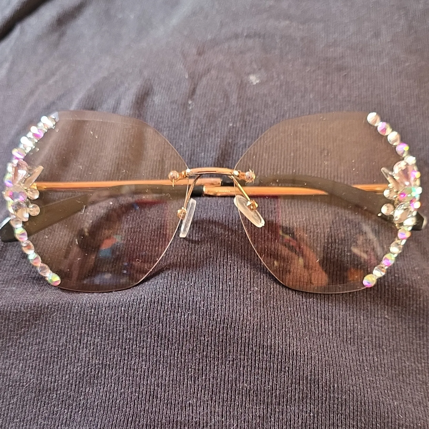 Rimless brown tint sparkle sunglasses.