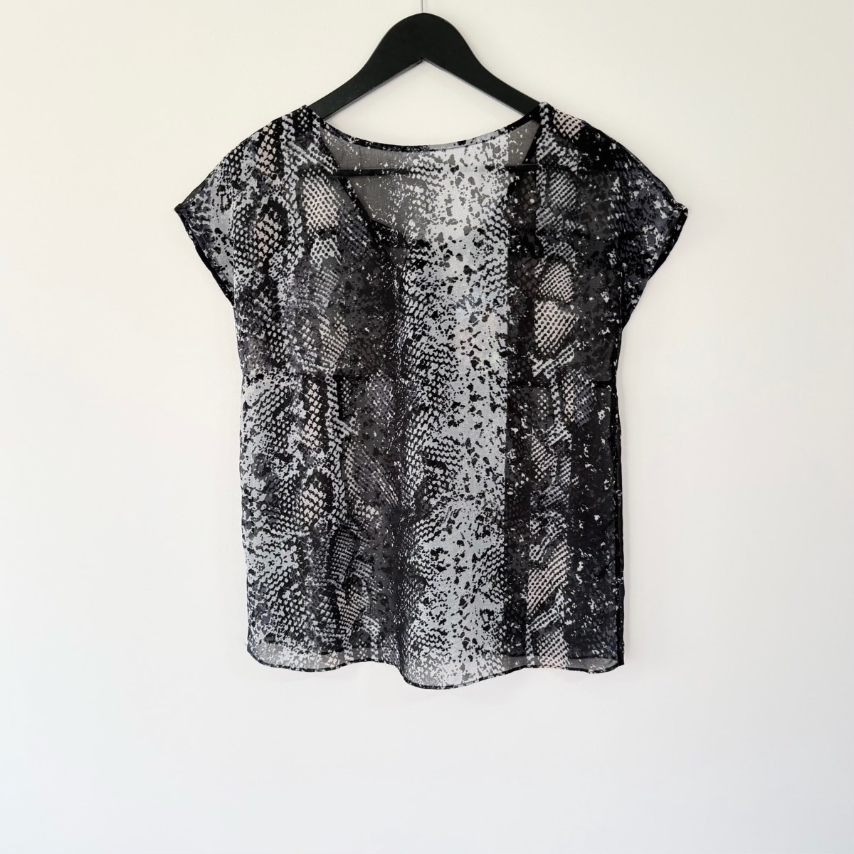 Mint Velvet Short Sleeve Blouse Woman’s UK 8 Black Grey Snake Print Smart Summer Lightweight Top