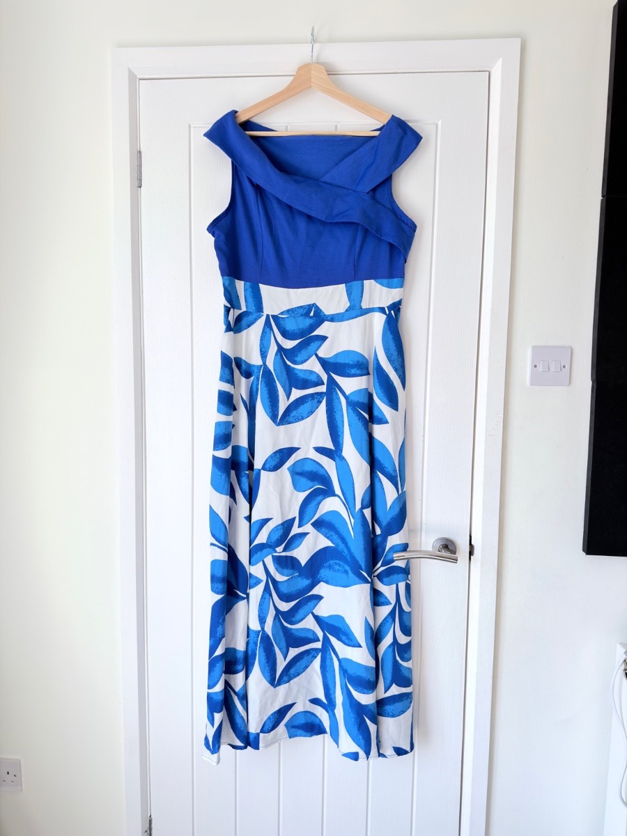 SHEIN Blue and White Leaf Print Fold-Over V-Neck Maxi Dress with Pockets (XL)