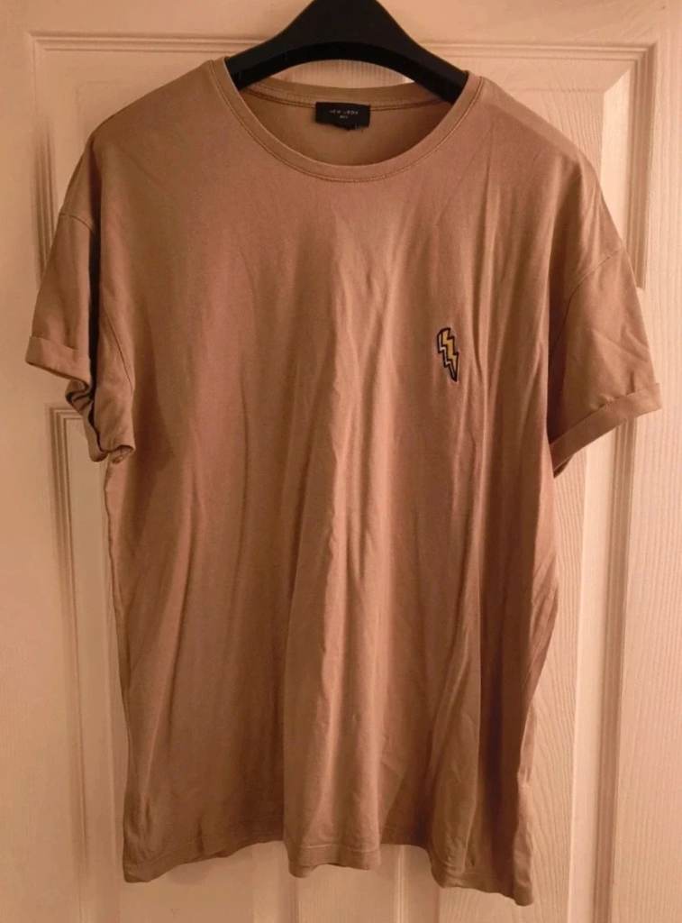 New Look Mens Short Sleeve T Shirt Size Large Featuring Lighting Bolt