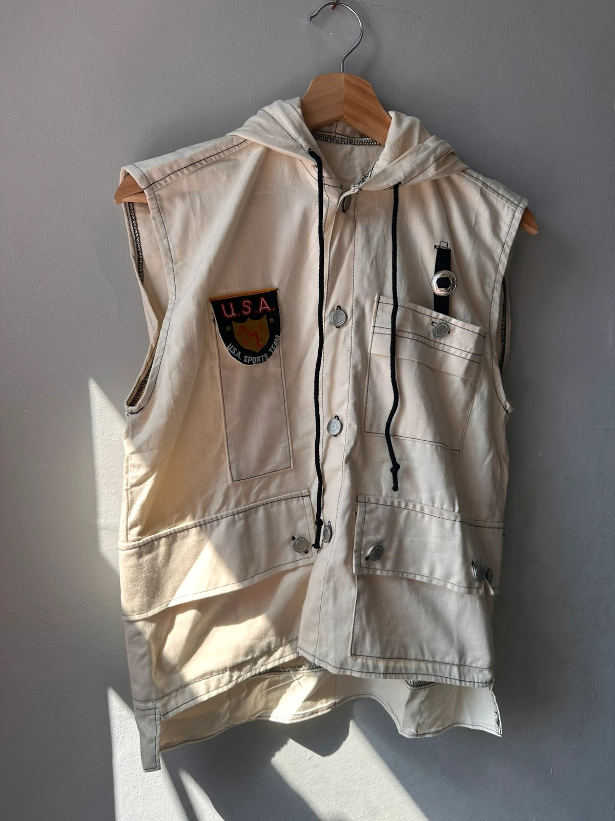 Vintage Rikers Island USA Sports Team Hooded Gilet Cream Y2K
