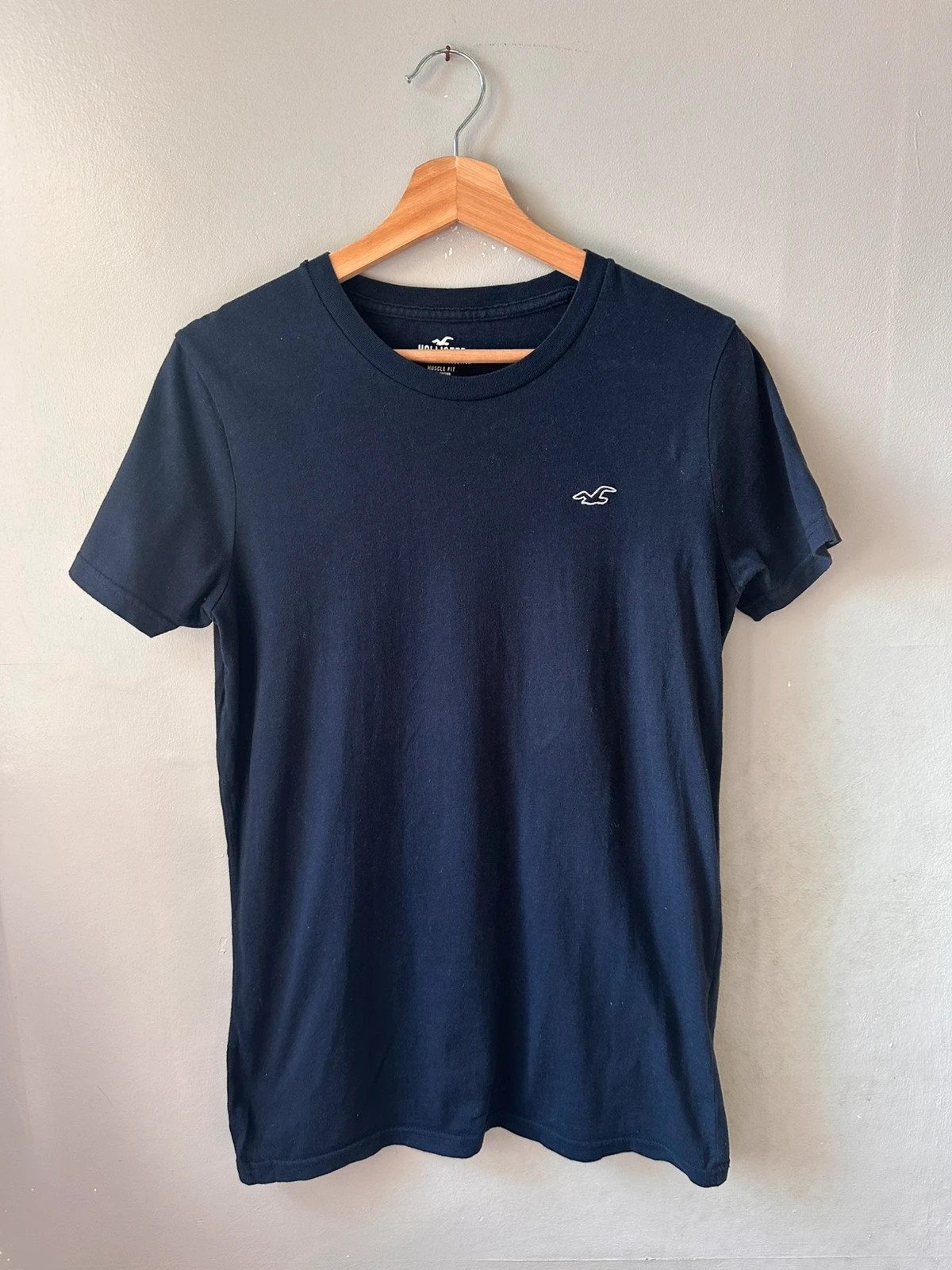 Men’s Hollister Navy Muscle Fit T-Shirt | Size S