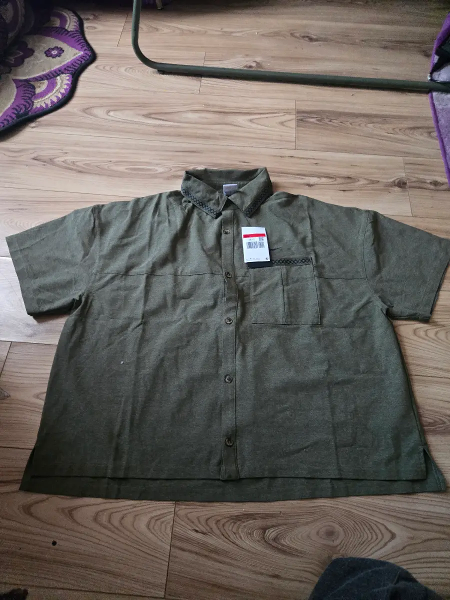 Ladies nike shirt size medium new