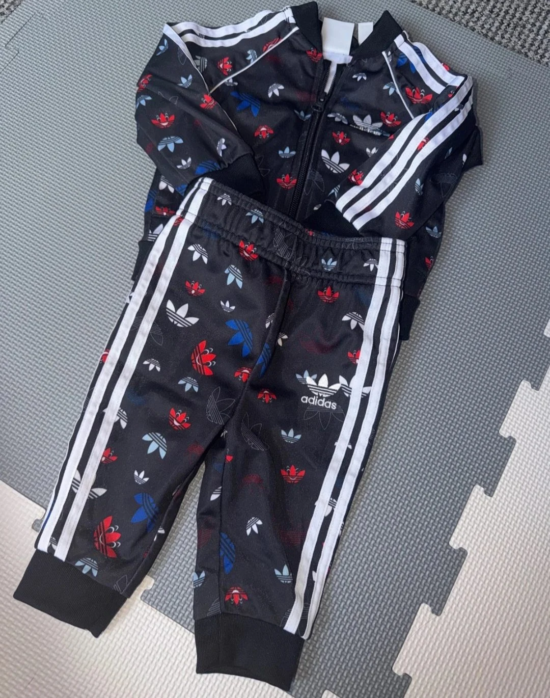 Adidas boys tracksuit ages 6-9 months brand new