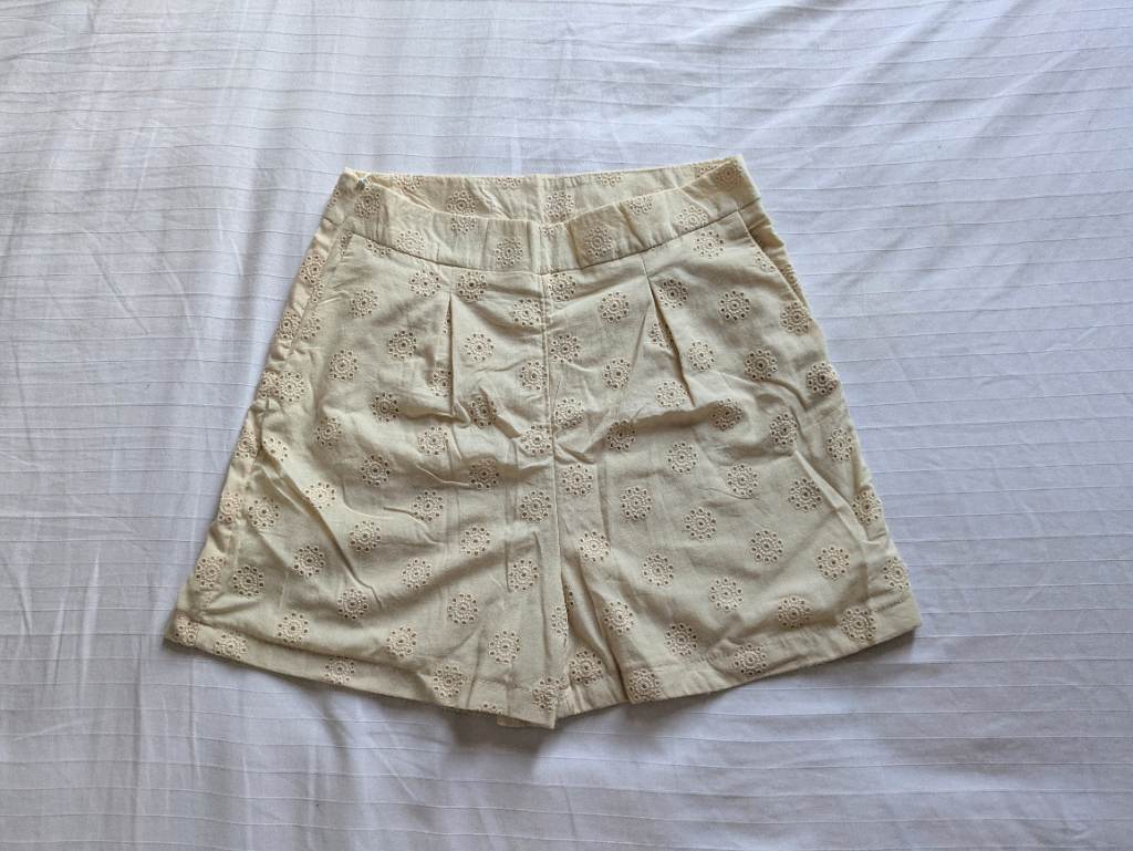 Beige summer high waist shorts with broderie anglaise, side pockets, pleated front and side zipper