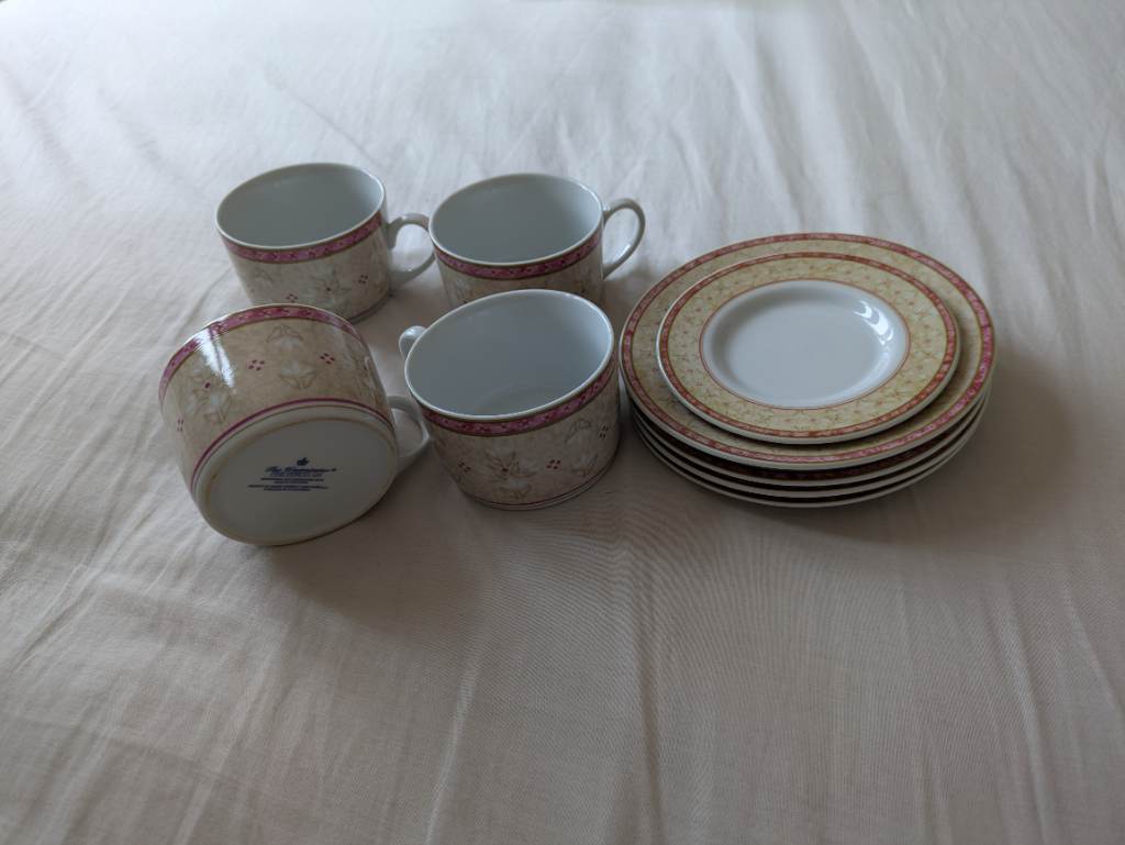 Nine piece tea set consisting of four teacups, four saucers and one tea tidy mini plate