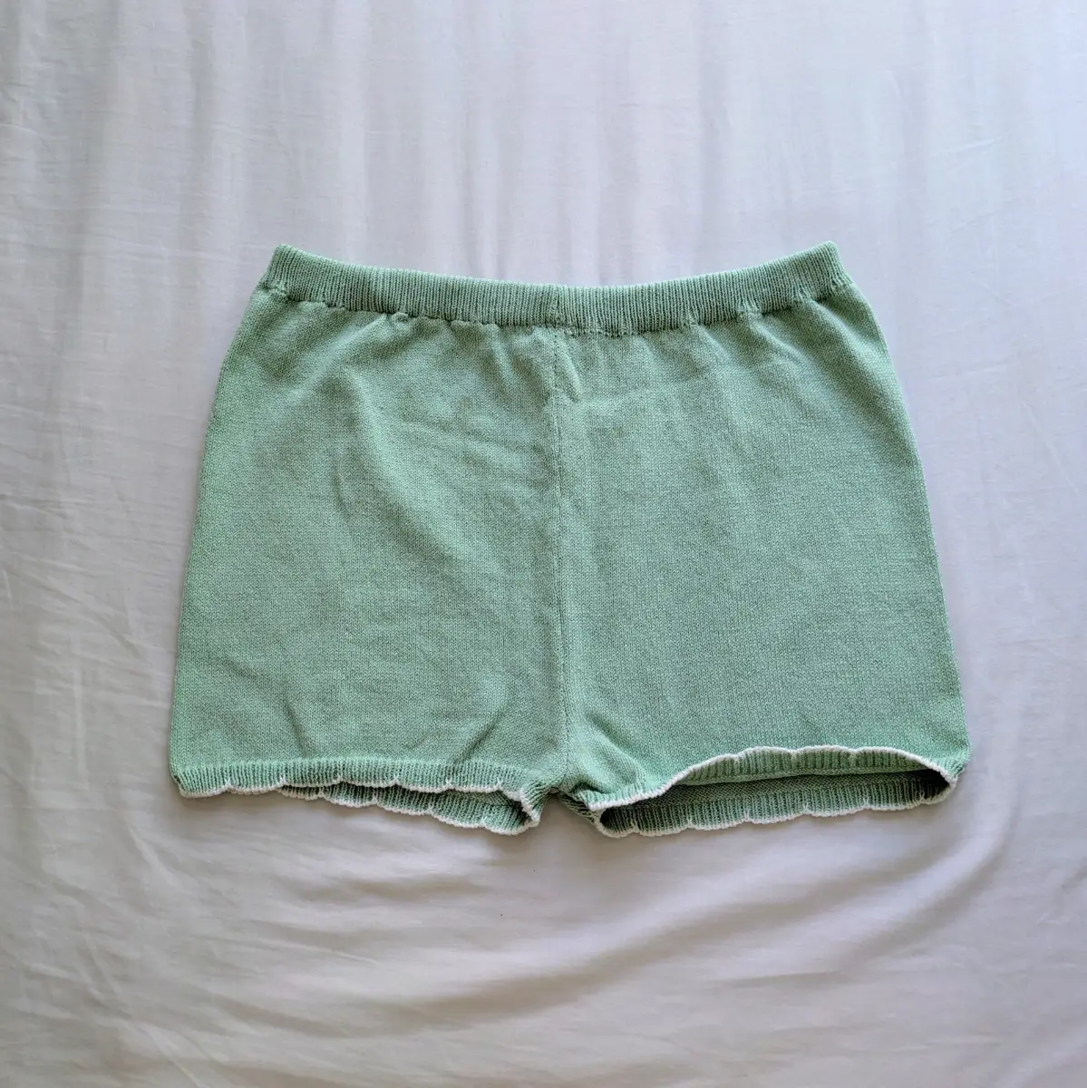 Mint green cotton blend high waist Asos Design shorts with white embroidered scallop edge 16-18 NWT