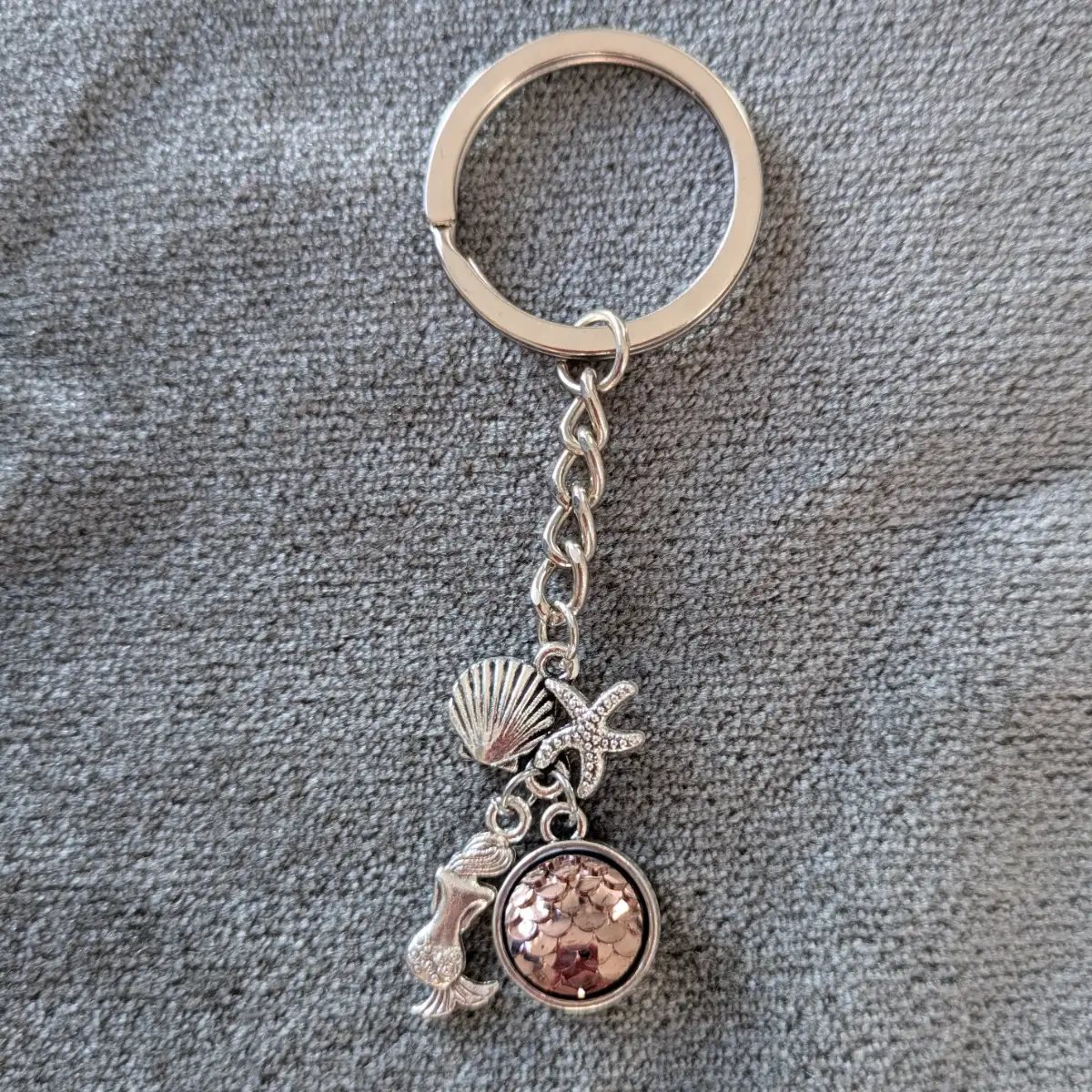 Mermaid charms shell keychain made of sturdy silver coloured metal New