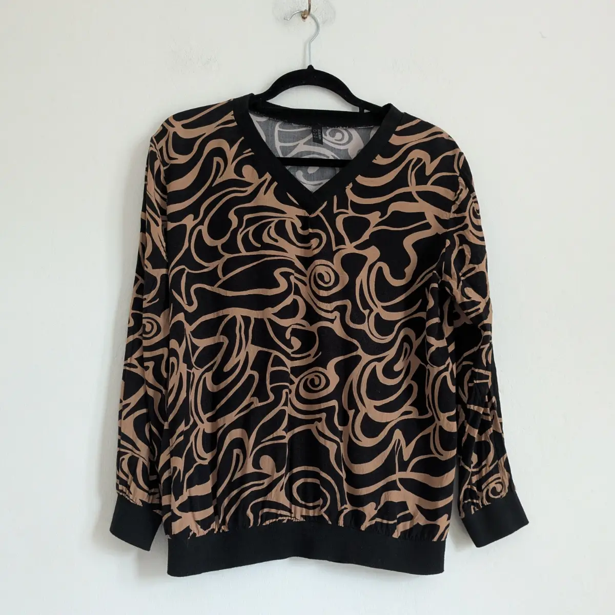 Marbled print lightweight long sleeve VNeck blouse with ribbed hem