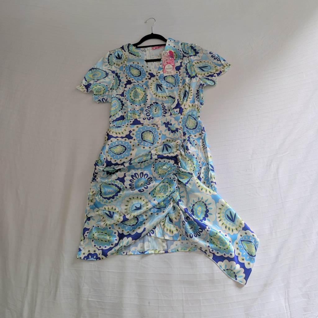 VNeck summer dress with puff ruffle sleeves and a gathered front panel with trail UKS NWT