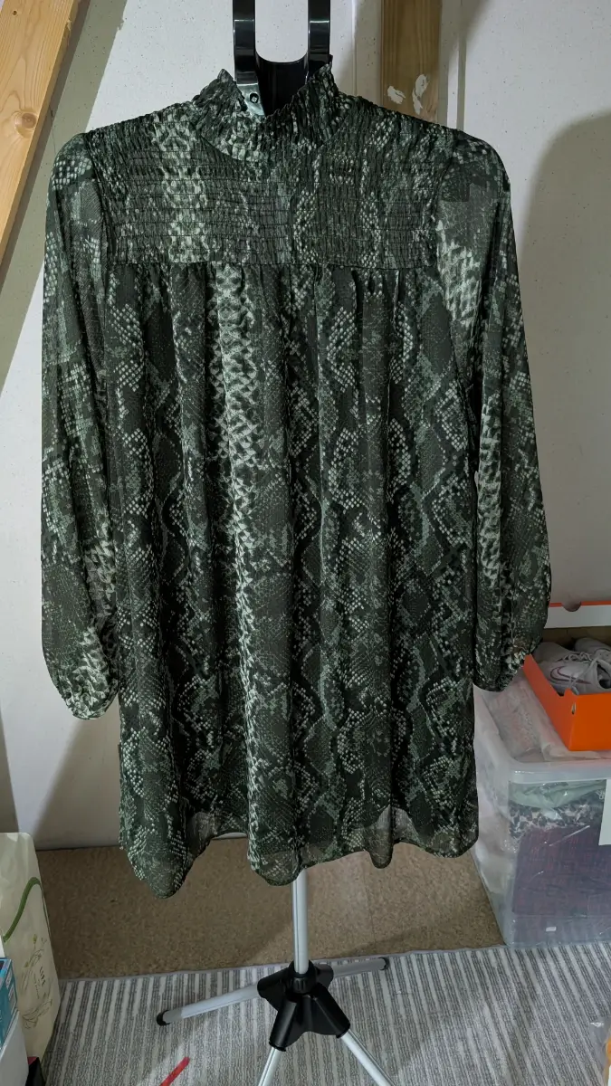 NEW H&M Green Snake Print Smocked Dress 14