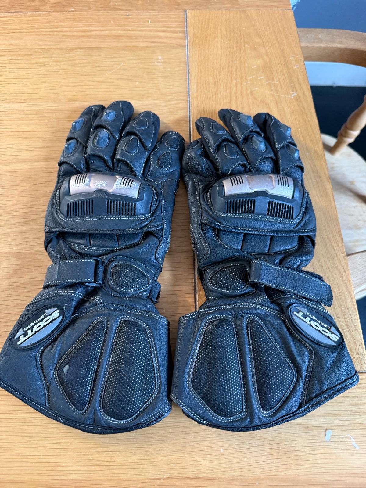 Scott Leathers motorbike gloves in a gauntlet style