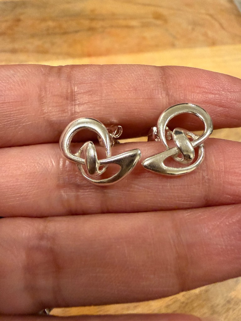 925 Sterling Silver Abstract Love Knot Stud Earrings (Pre-owned)