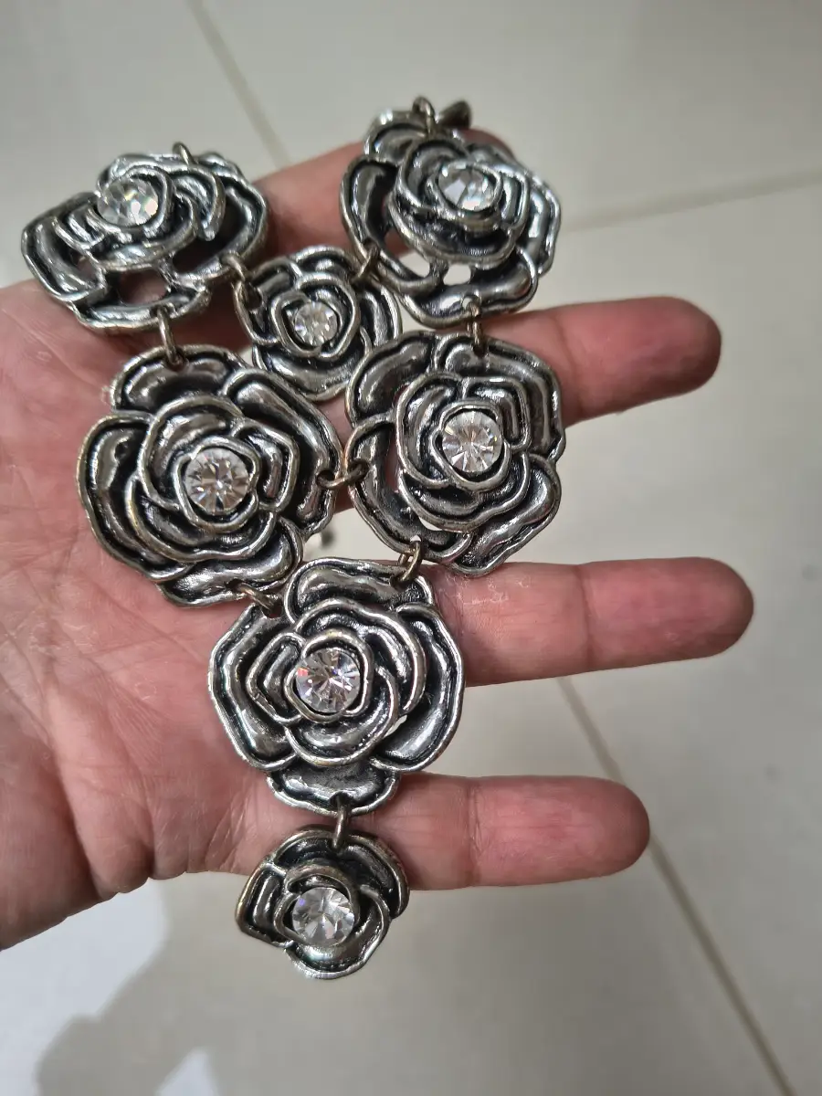 Vintage metal silver tone rose floral detail necklace