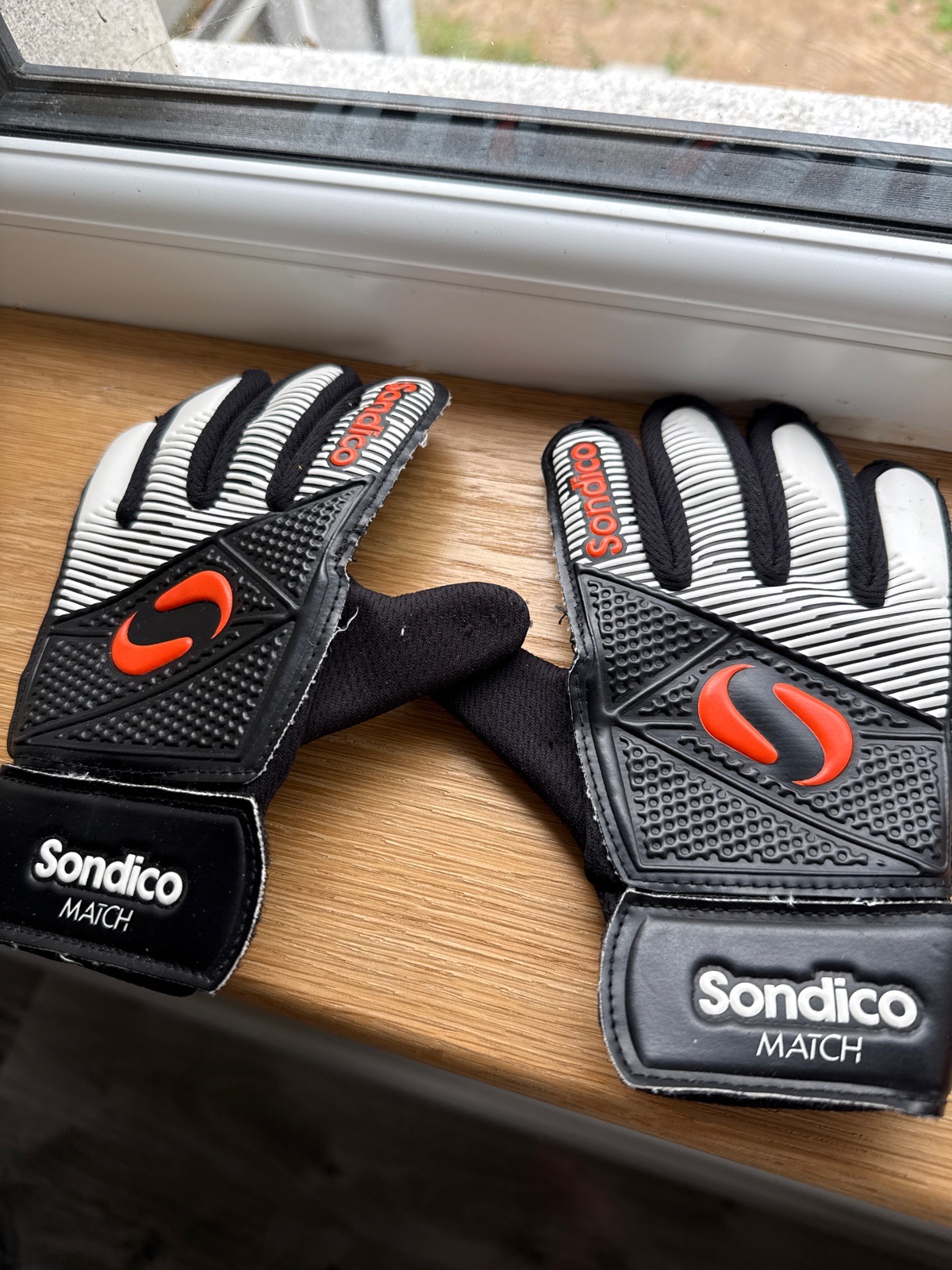 Sondico size 3 football gloves