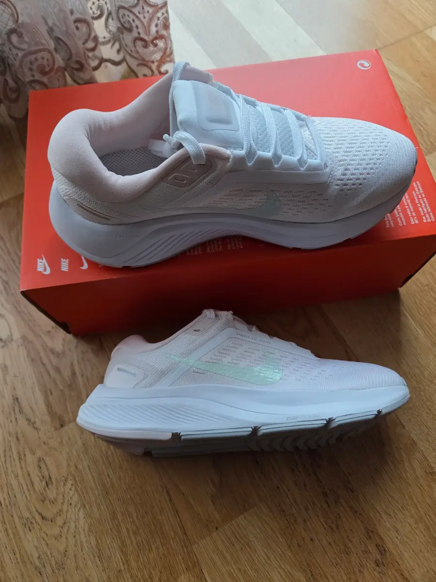 W Nike Air Zoom Structure 24 - White/Barely Green - UK 3 / EU 36 - Brand New