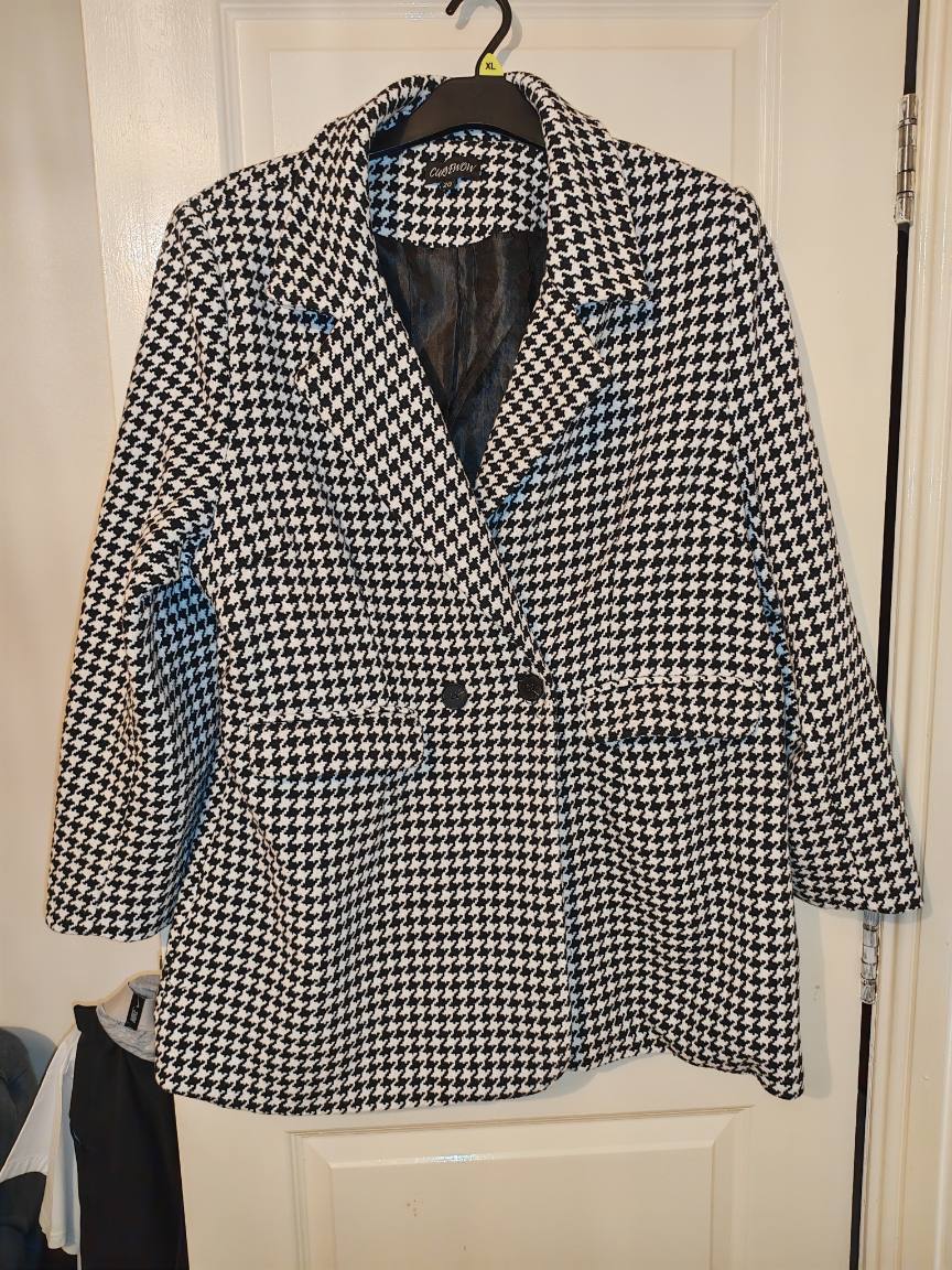 Curvewow woman's size 20 black and white jacket blazer