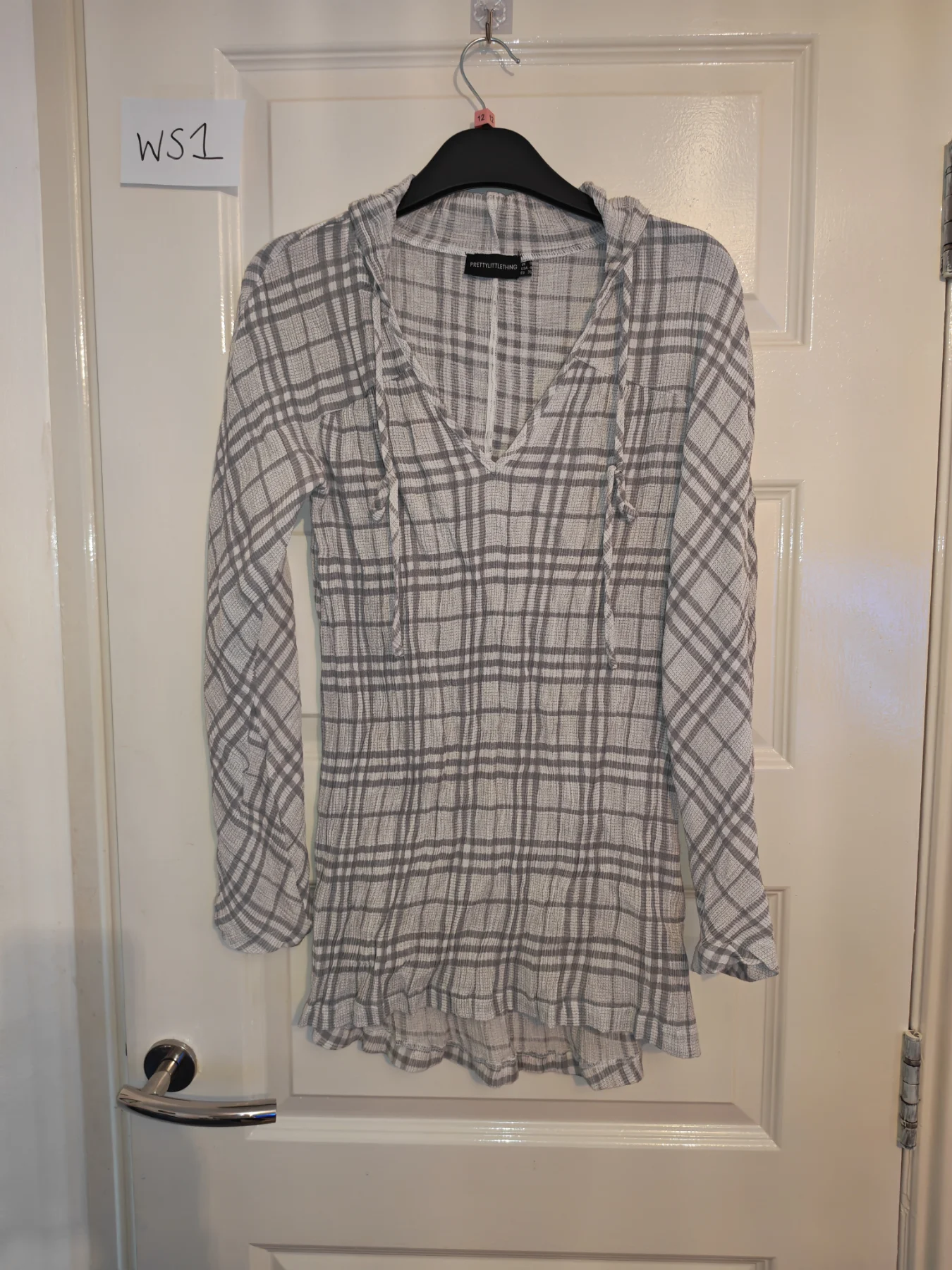 Pretty little thing prettylittlething PLT woman's size 8 hooded top