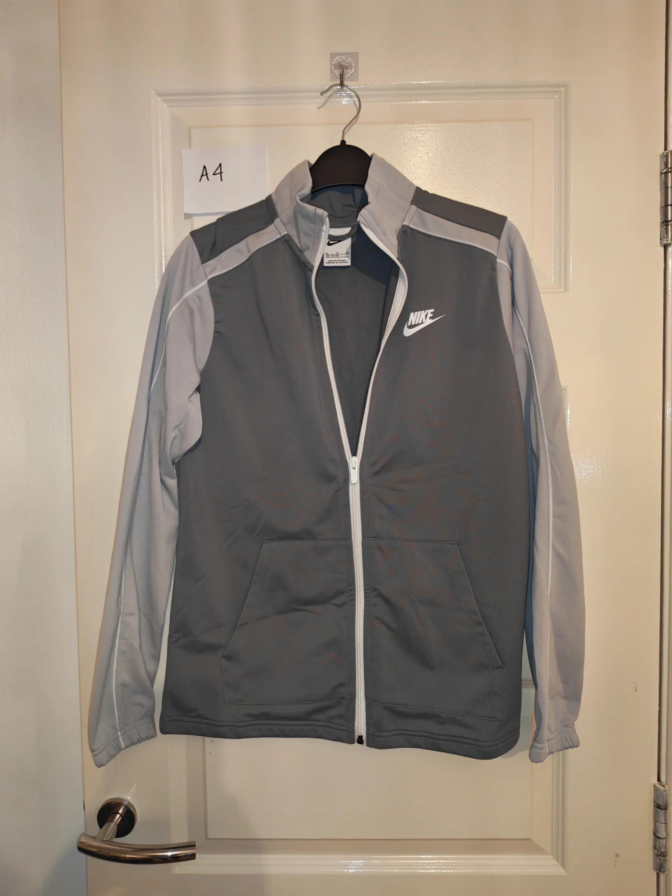 Nike boys tracksuit top zipper size XL 158-170CM