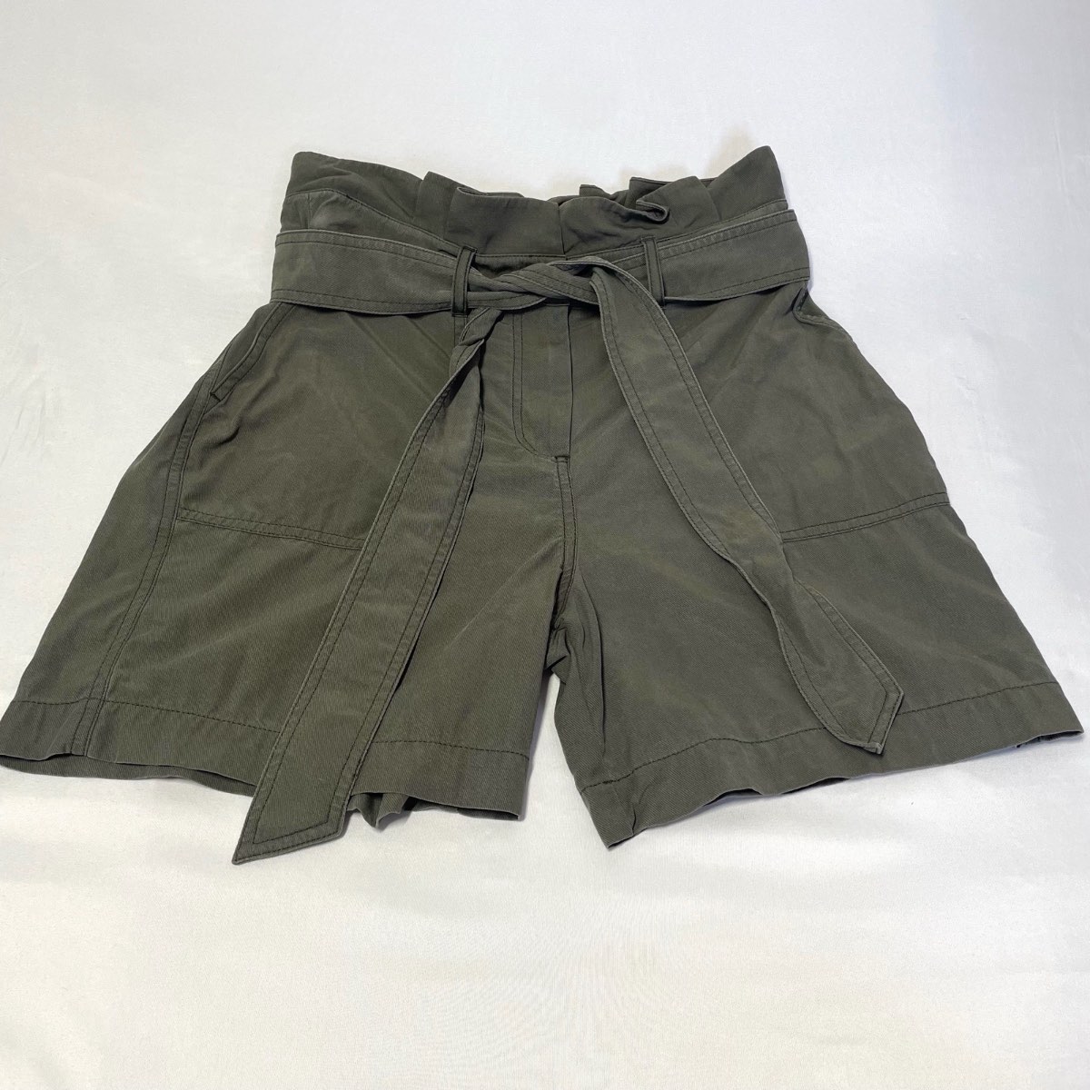 Boden Khaki Green Lightweight Summer paperbag Shorts Size 10 Pockets, Belted.