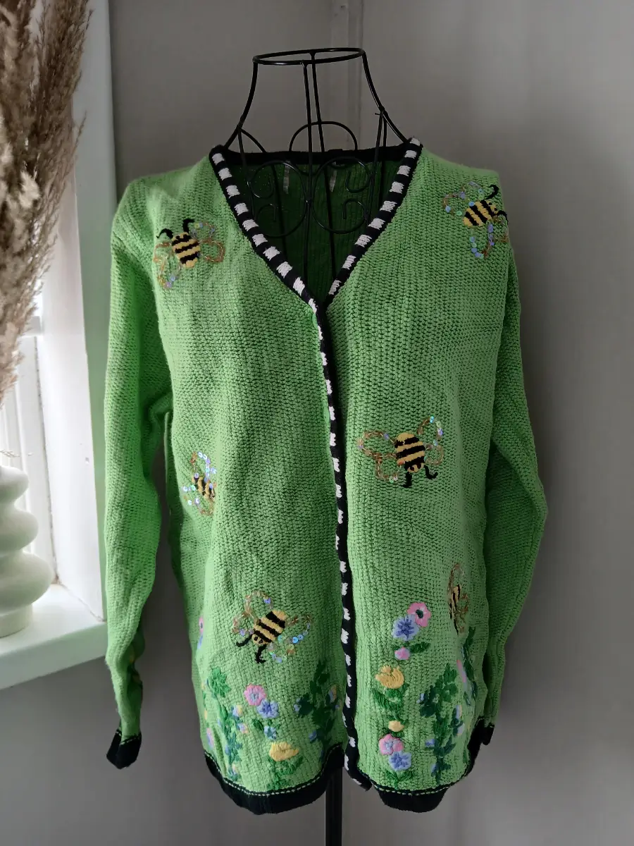 Vintage Bee Embroidered Cardigan | Green Knit | Size 8-10 | Cottagecore | Floral