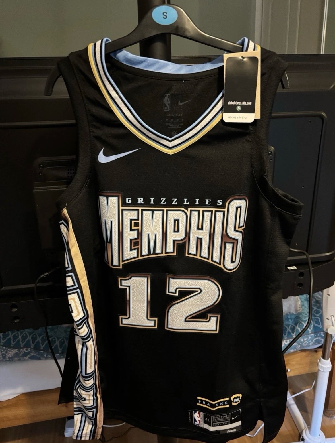 Black Nike/NBA Memphis Grizzlies Jersey. Men’s size Medium.