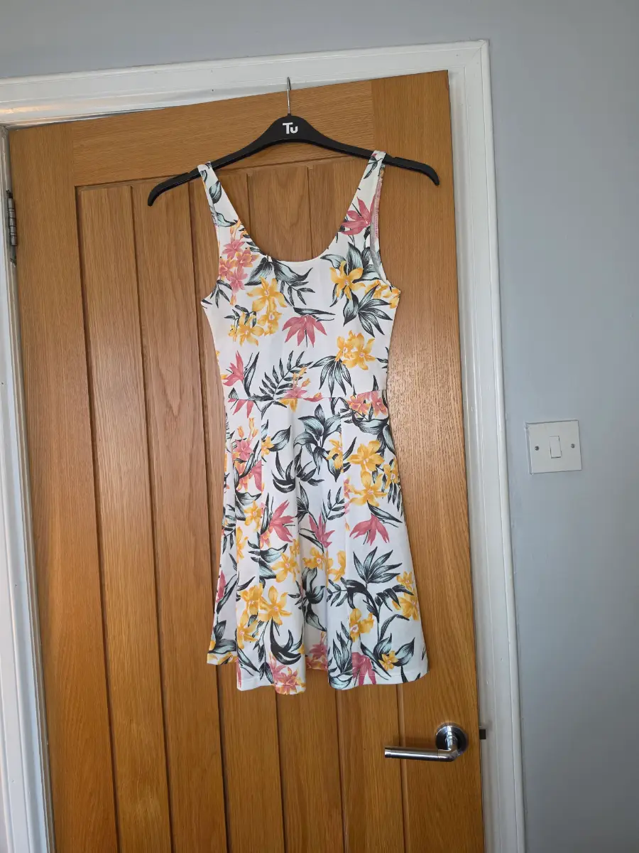 Brand New H&M Size 8 Floral design skater dress