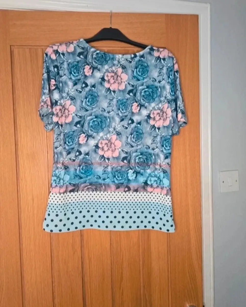 AI Paradise Medium T-Shirt With A Floral Design And Embellishments