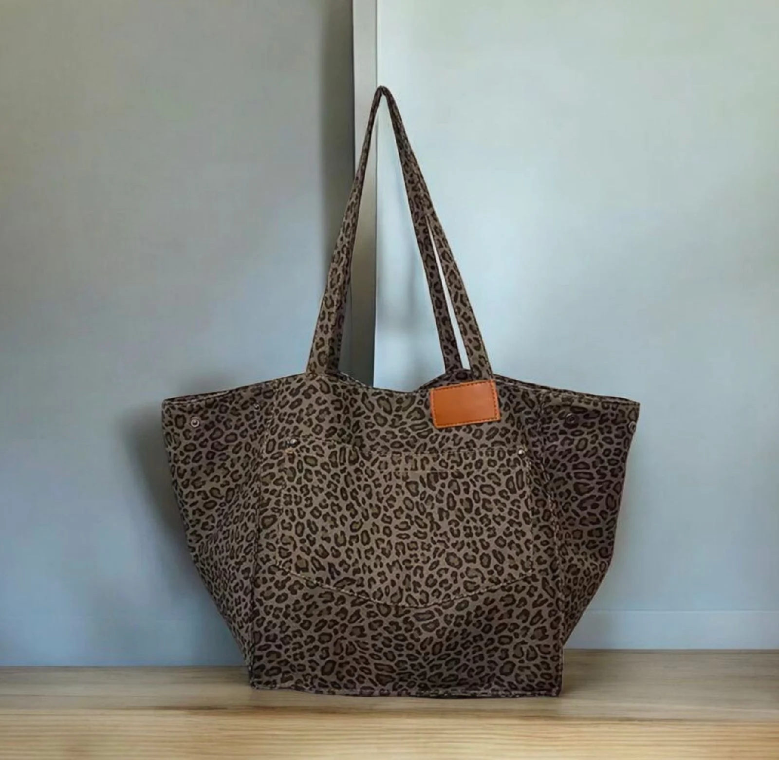 Dark leopard pattern tote bag
