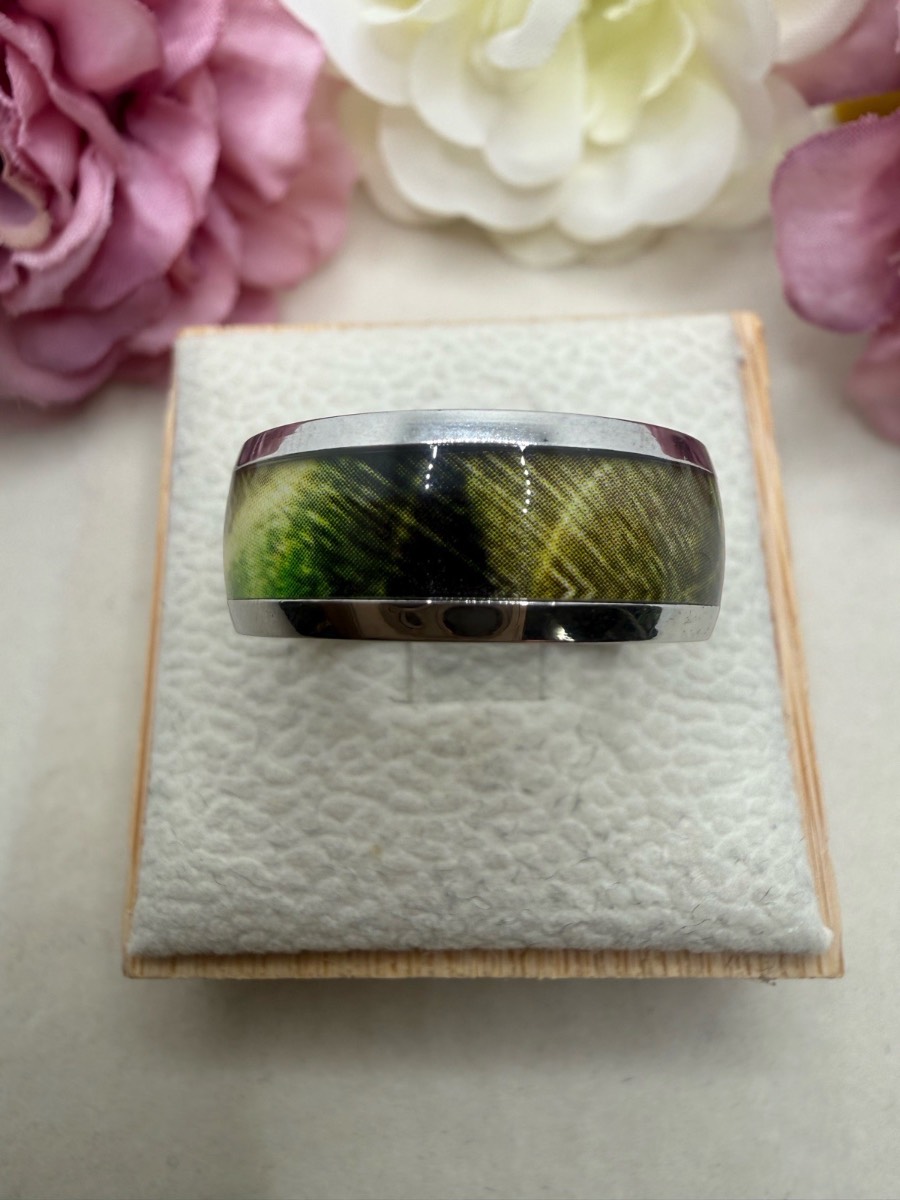 Stainless steel 8mm green pattern inlay ring size p