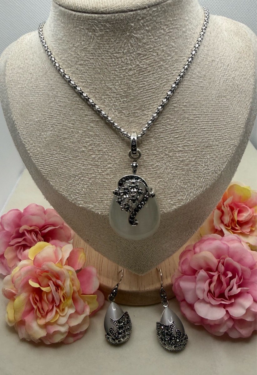 Sliver tone smokey grey and crystal pendant and earrings set