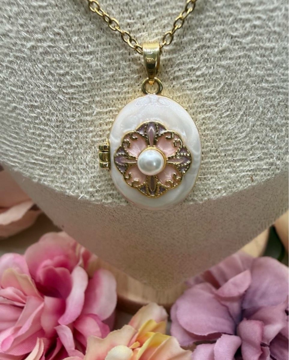 Gold plated stainless steel vintage style locket