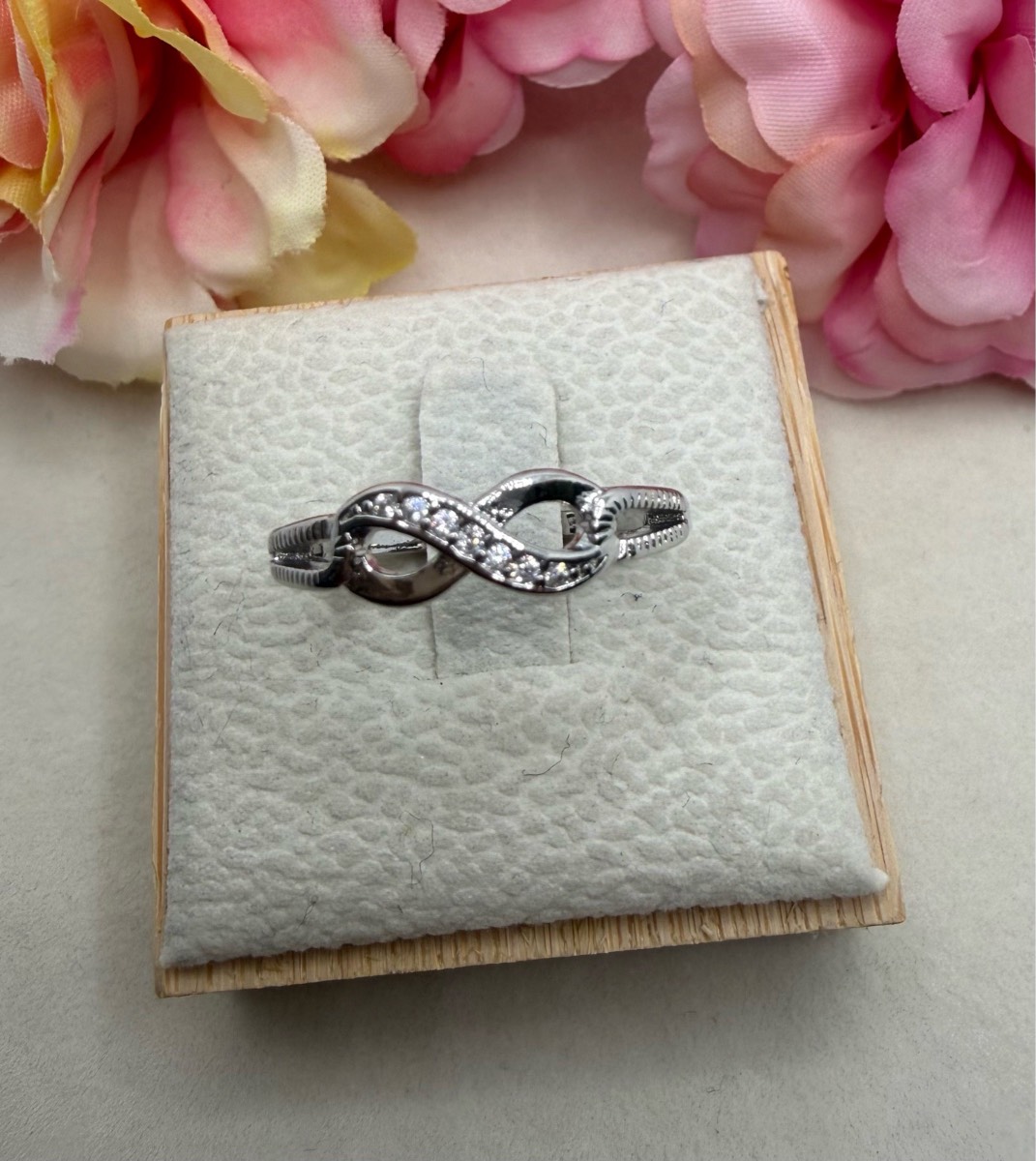 925 stamped sliver Crystal infinity ring size m