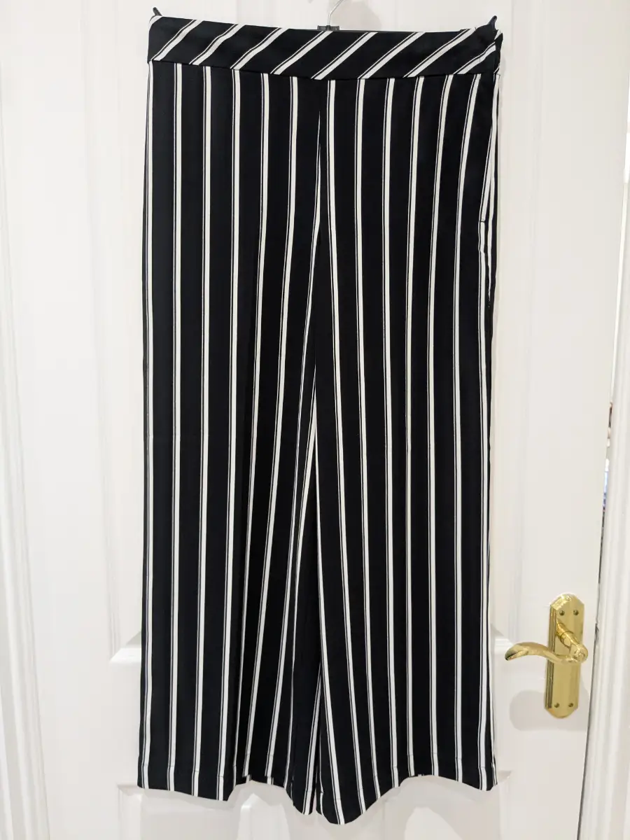 H&M Wide Leg Cropped Trousers..Black White Stripe ..Size 38/10uk..LIKE NEW