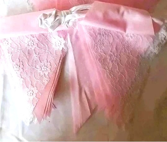 10 mtrs Pretty pink dotty fabric with white lace Bunting