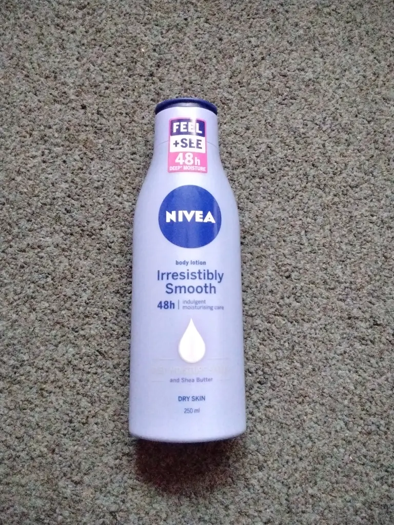 Nivea Irresistibly Smooth Body Lotion dry skin 250ml