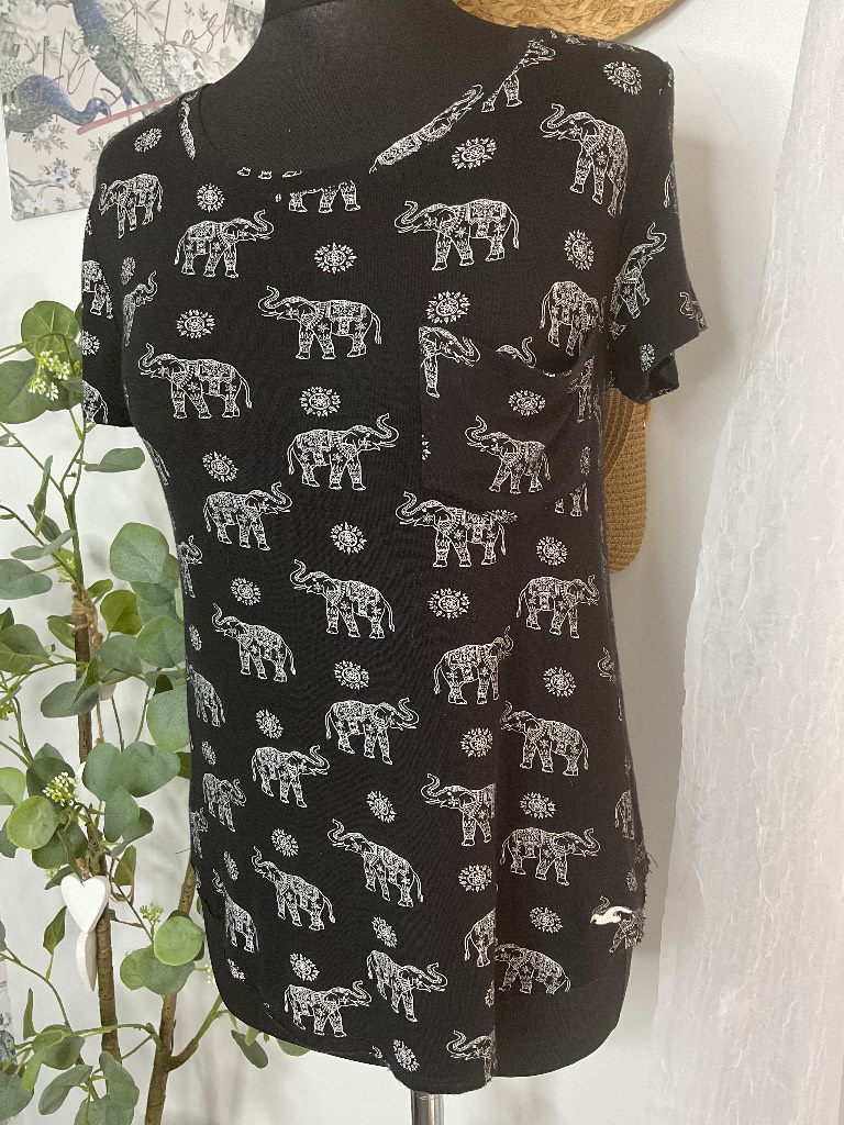 Hollister T-Shirt. Black. Elephant Print. XS. Pocket. Casual wear.