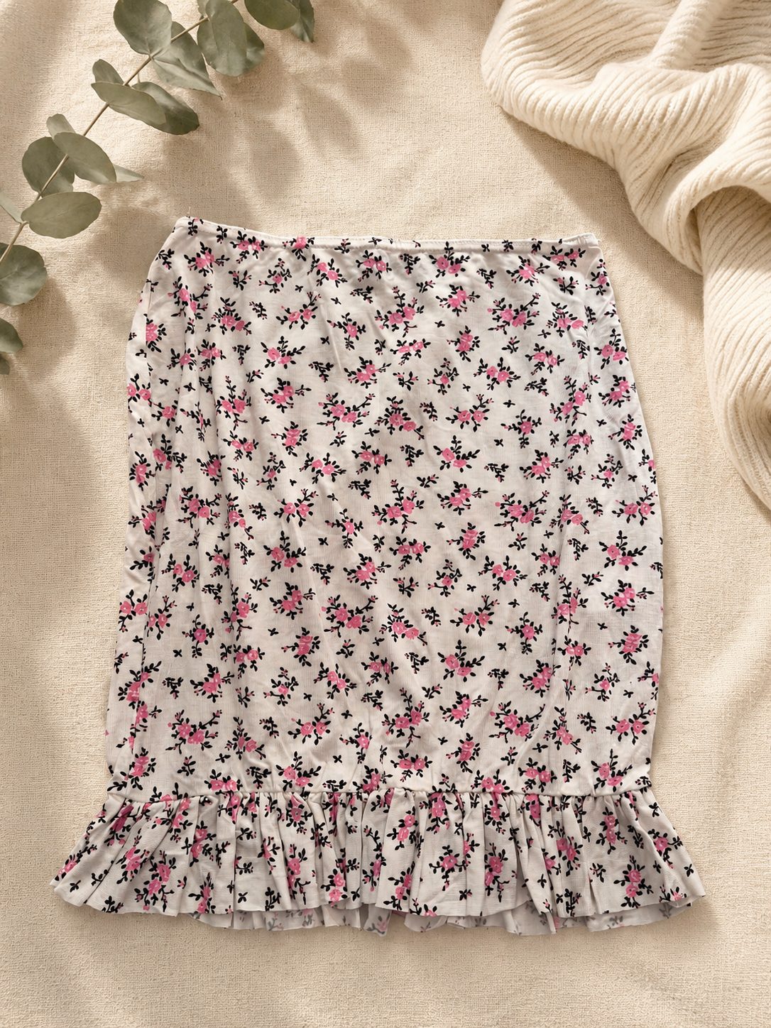 PrettyLittleThing White Pink Ditsy Floral Ruffle Hem Mini Skirt UK 8 B35