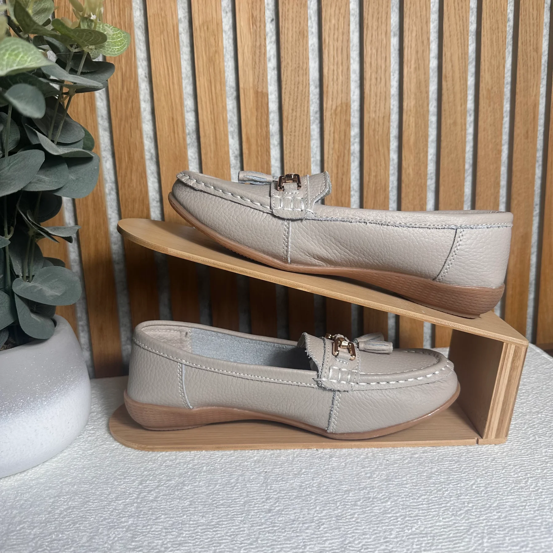 Jo & Joe Women’s Beige Leather Loafers Size 5 Wide Fit Tassel Shoes
