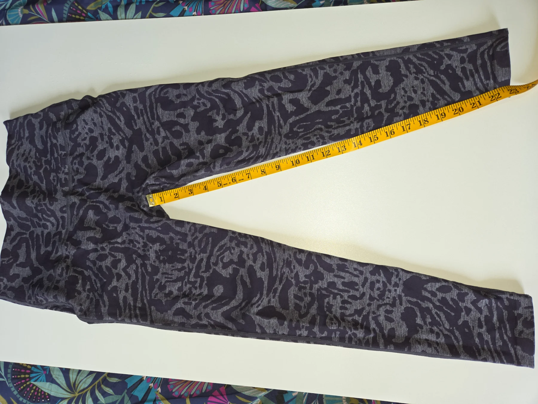 Mooslover Grey Black Abstract Animal Print Seamless Gym Leggings - Size L
