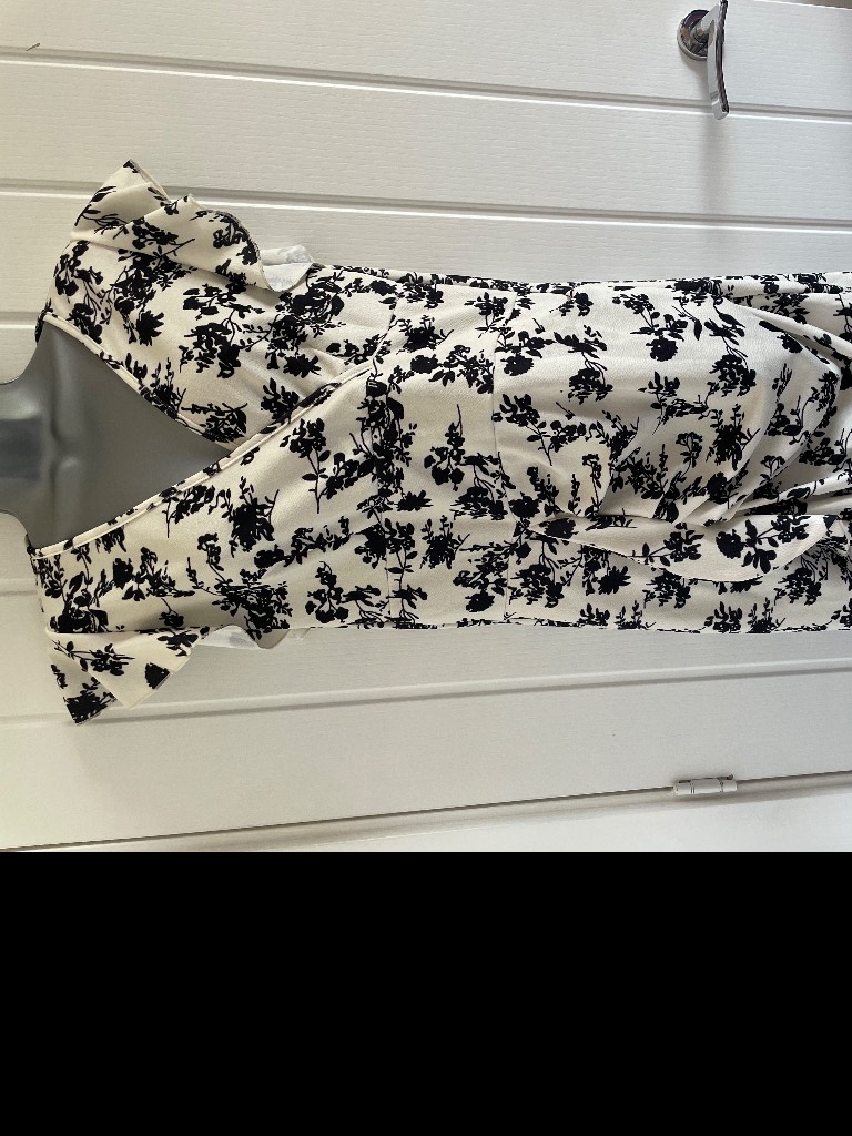 Shein Size XL Black And White Flower Stretch Material Ruffle V Neck Dress