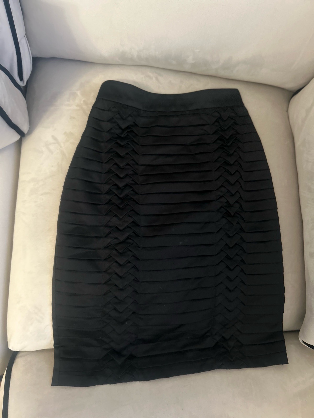 Stunning H&M Black Satin Pencil Skirt with Pleated Details – EUR 34 / UK 6 – Modern Classic
