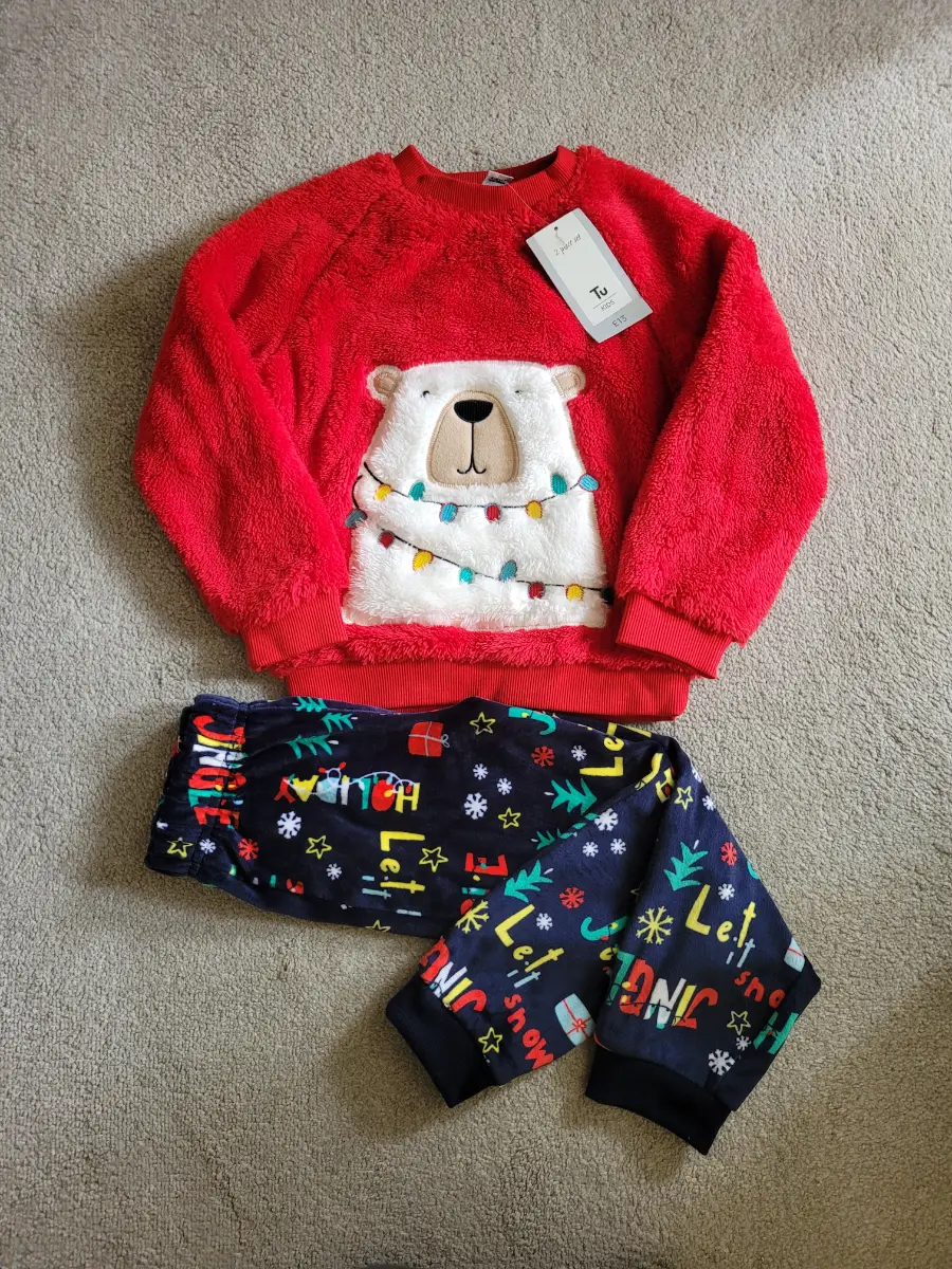 BNWT Novelty Unisex Polar Bear 🐻‍❄️ Fleece Christmas 🎄 Outfit Set Pyjamas. Size 4-5 years